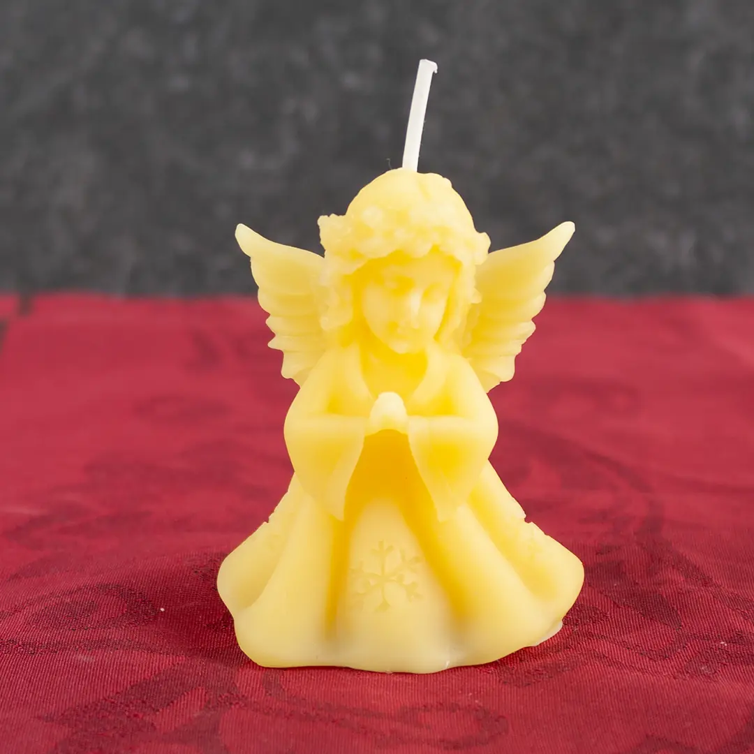 Goldgelbe schlanke Bienenwachs-Kerze in Form eines eleganten Engels mit gefalteten Händen, 6,5cm Höhe