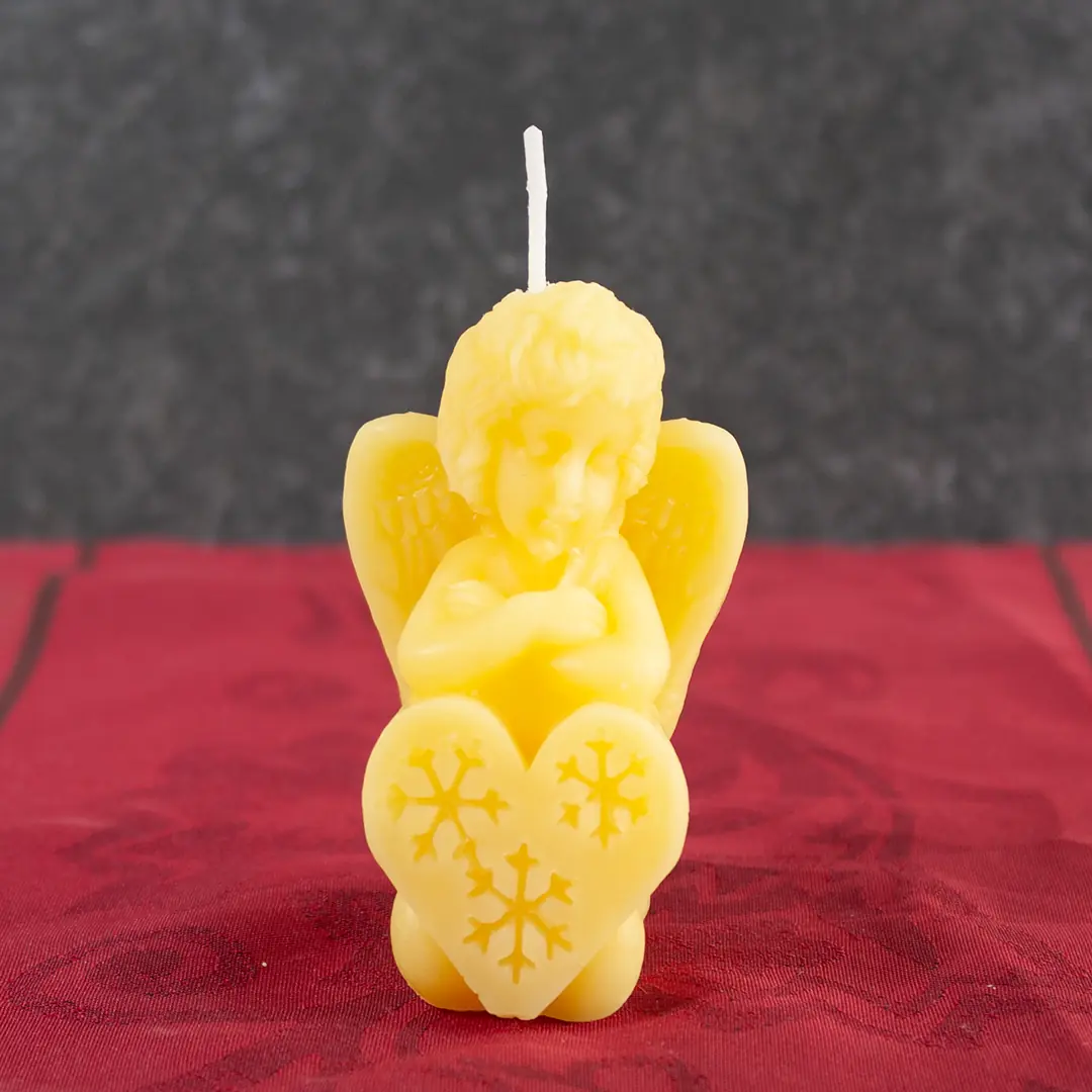 Goldgelbe Bienenwachs-Kerze in Form eines knienden Engels mit Herz und Flügeln, 7cm Höhe