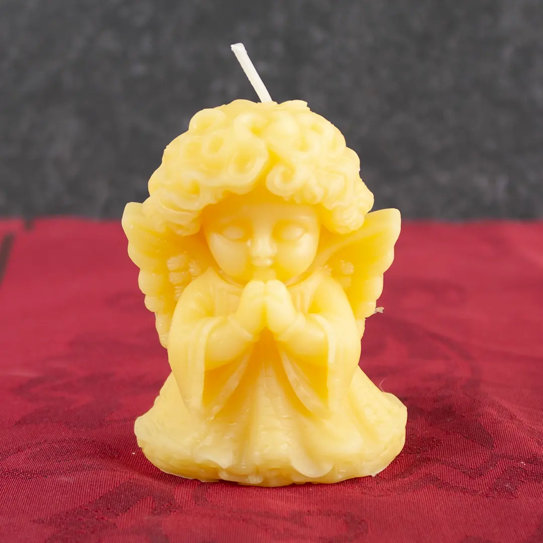 Goldgelbe Bienenwachs-Kerze in Form eines Engels mit gefalteten Händen und Flügeln, 7cm Höhe