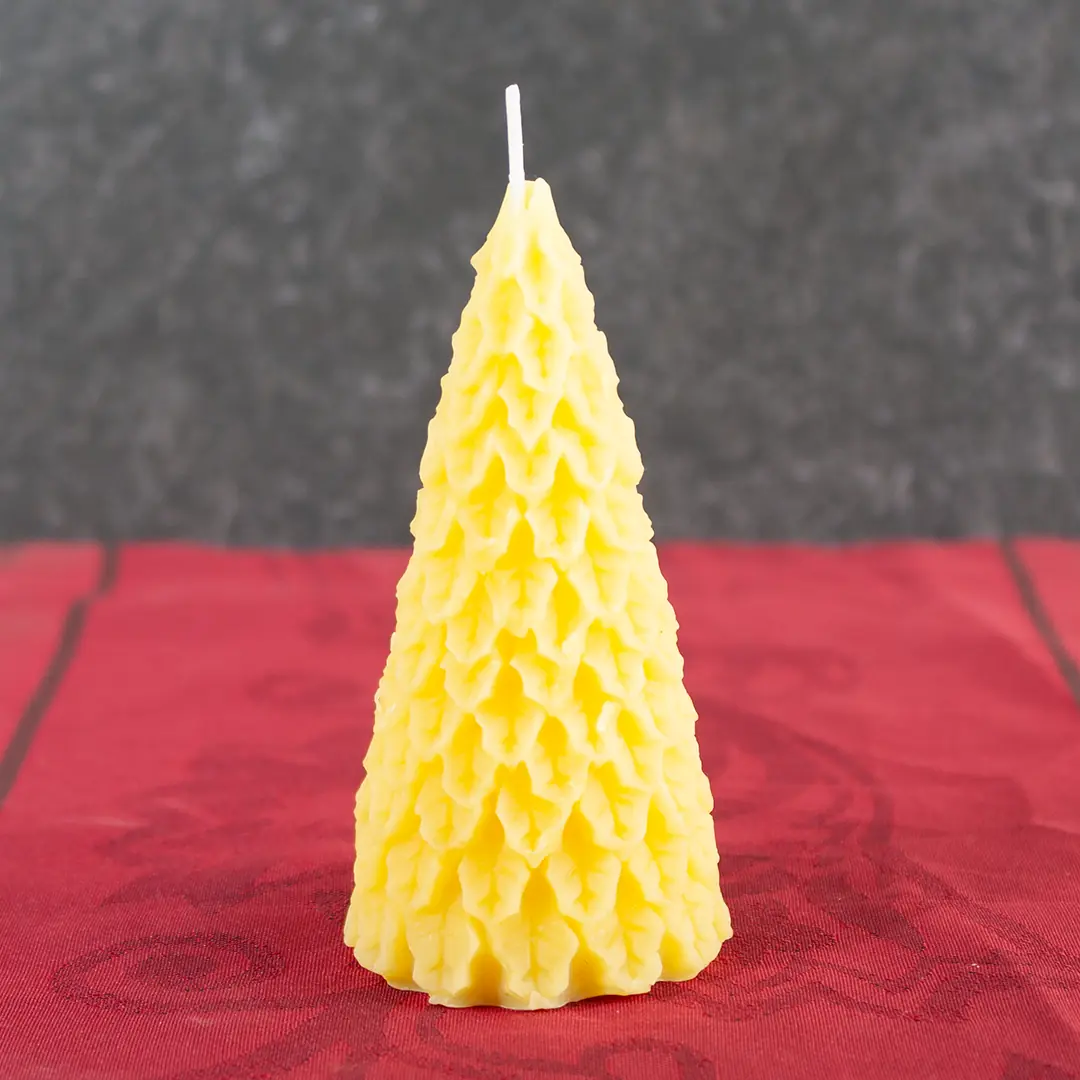 Goldgelbe schlanke Bienenwachs-Kerze in Form eines filigranen Tannenbaums, 9cm Höhe