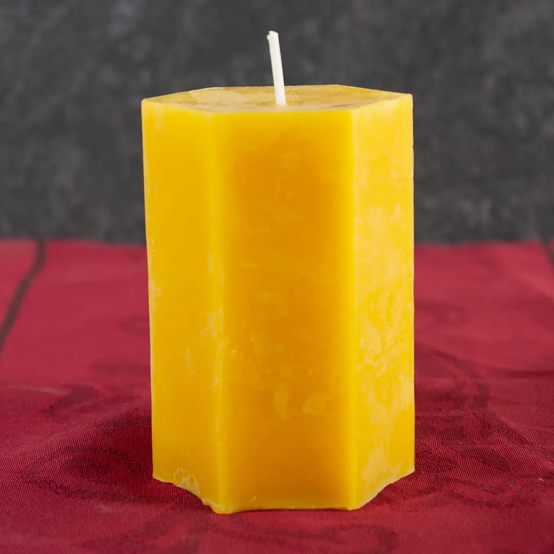 Goldgelbe Bienenwachs-Kerze in Sechseckform wie eine Bienenwabe, 5cm Durchmesser und 8cm Höhe
