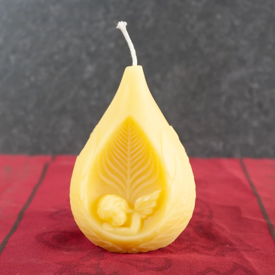 Goldgelbe tropfenförmige Bienenwachs-Kerze mit Blattrelief und schlafendem Engel, 7cm Durchmesser und 10cm Höhe