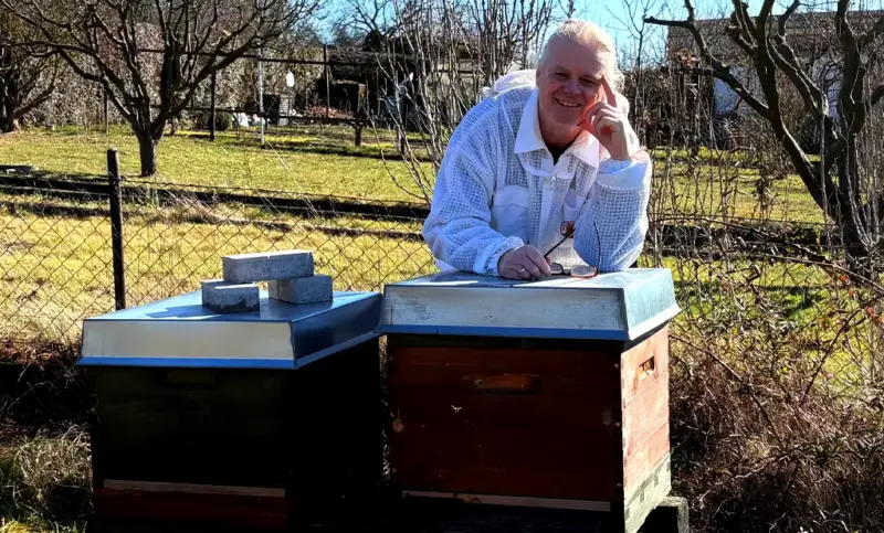 Peter Genzel an einer Bienenbeute - Imkerei Honigtopf Gera, Thüringen