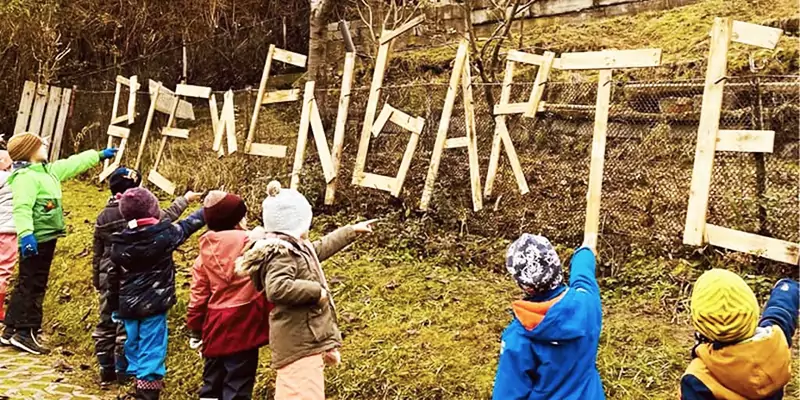 Der Bienengarten des Vereins Wir gehen raus e. V. - Kinder zeigen auf das Geschaffte